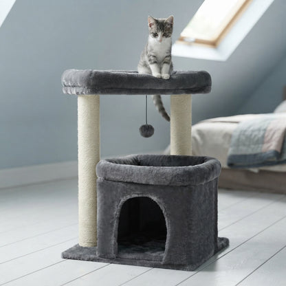Tour à chat multi-niveaux en sisal, chat assis sur la plateforme haute